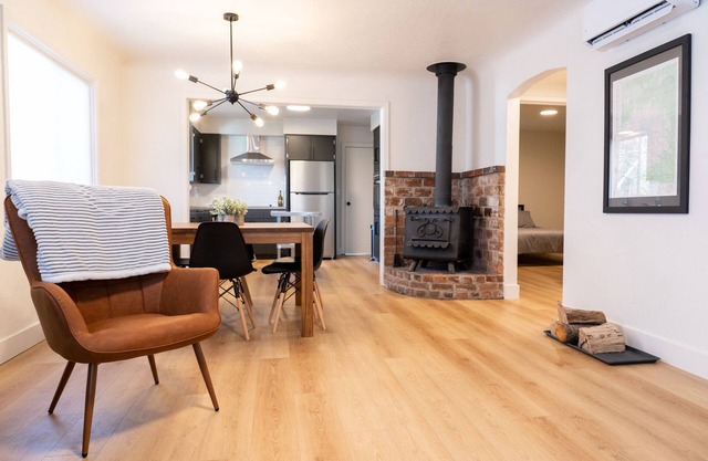 Stunning Modern Downtown House w/Wood Stove + Hot Tub
