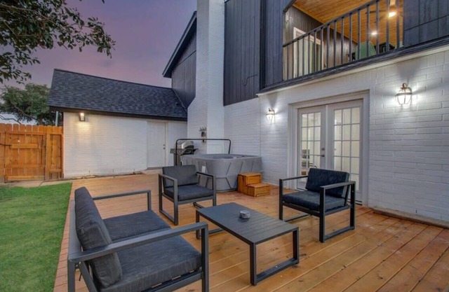 Stunning Modern Dream Home |5-BD/2.5-BA, Sleeps 14