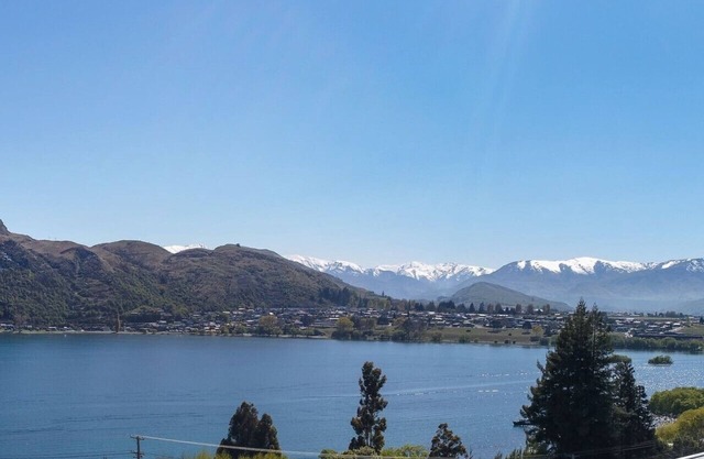 Stunning mountain & lake views -Sunny quiet home