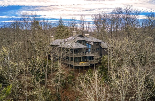 Stunning Mountain and Lake views close to Cashiers in a Large Luxury Home.
