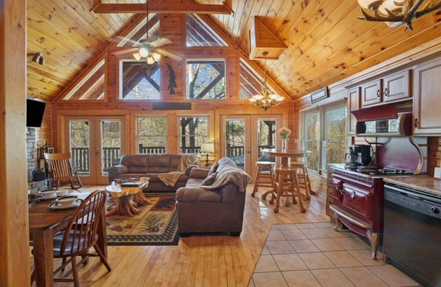 Stunning Mountain Cabin w/Hot tub