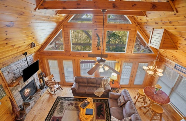 Stunning Mountain Cabin w Hot tub