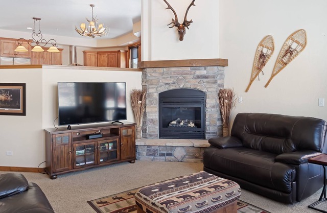 Stunning mountain home w/ a private hot tub, gas grill, & full kitchen