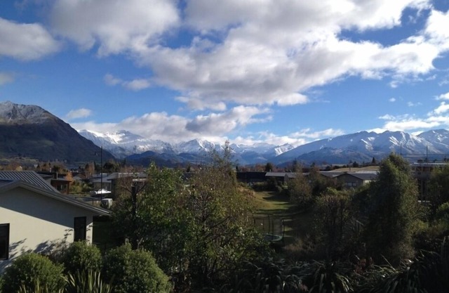 Stunning mountain views, sun soaked, quiet location close to Lake Wanaka