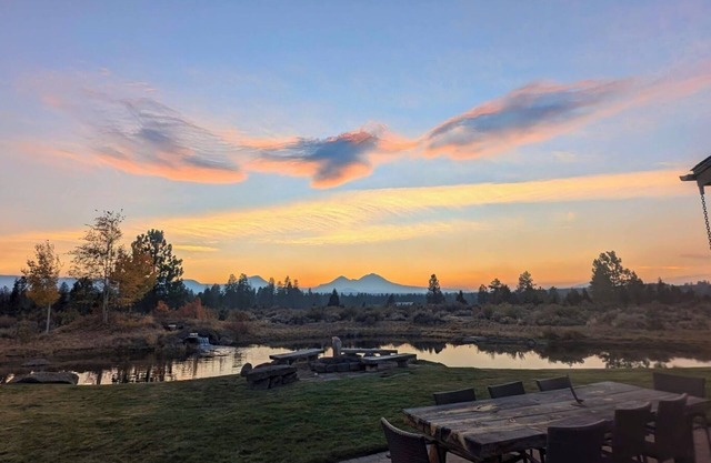 Stunning mountain views, quiet, peaceful, unique, private attached guest suite