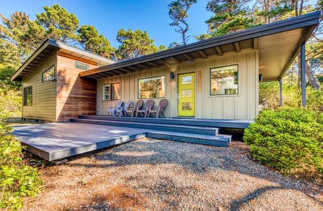 Stunning new home with furnished deck & easy beach access