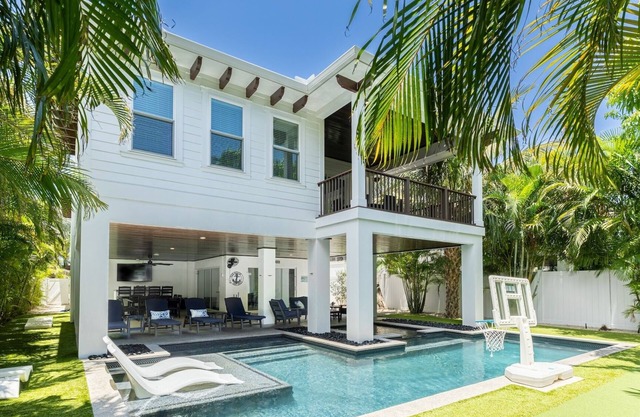 Stunning new luxury home, pool + spa, walk to the beach! Summer awaits!