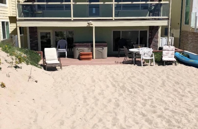 Stunning Ocean and Islands View from this beach front one-bedroom apartment!