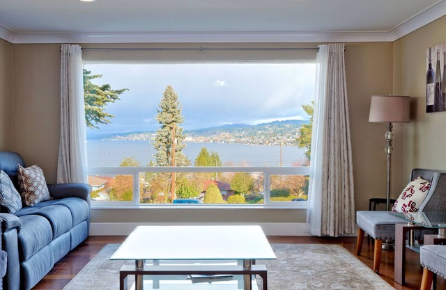 Stunning PNW Mid-Century Seattle Home w/Lakefront Views! Sleeps Up to 16 Guests