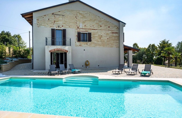 Stunning private villa for 14 people with private pool, WIFI, A/C, TV and terrace
