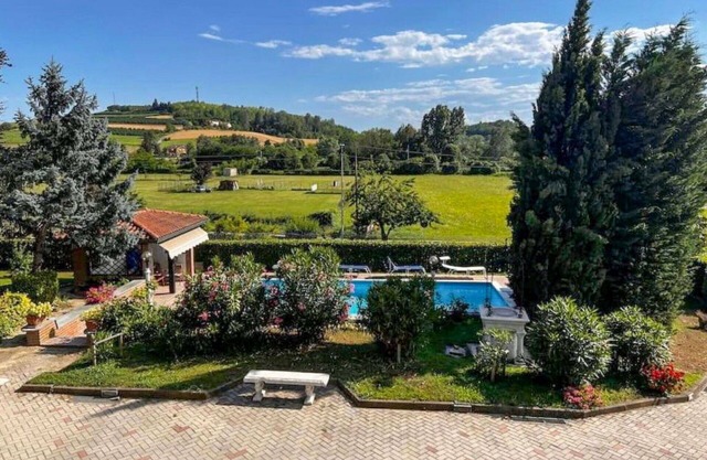 Stunning private villa for 4 guests with private pool, A/C, WIFI, TV, patio and pets allowed