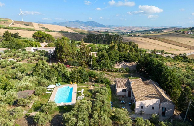 Stunning private villa for 10 people with WIFI, private pool, TV, terrace, pets allowed and park.