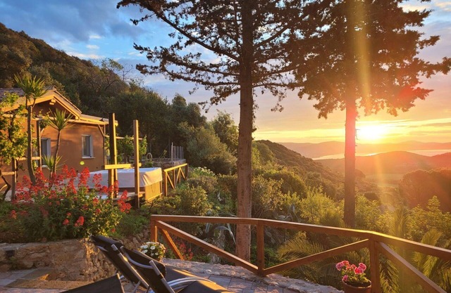 Stunning private villa for 6 people with hot tub, WIFI, A/C, TV, patio, pets allowed and parking