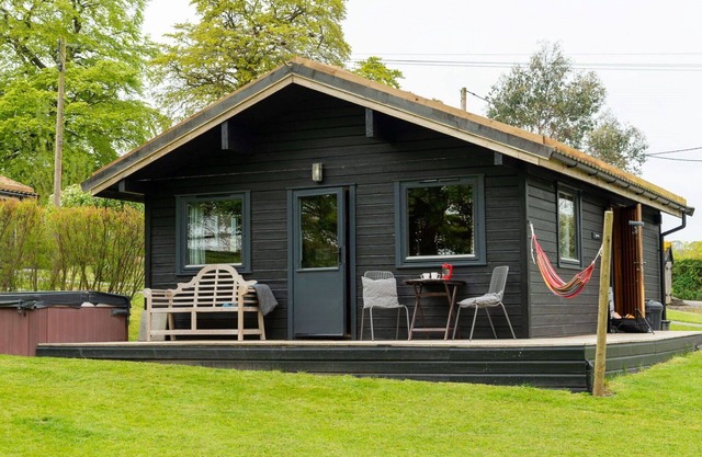Stunning private villa for 4 people with hot tub, WIFI, TV, terrace, pets allowed and panoramic .