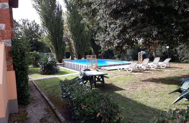 Stunning private villa with WIFI, private pool, TV, veranda, pets allowed, parking, close to Lucca