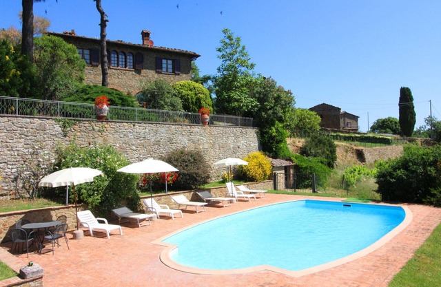 Stunning private villa for 10 people with WIFI, private pool, TV, pets allowed and parking