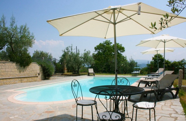 Stunning private villa with WIFI, private pool, TV, pets allowed and parking, close to Arezzo