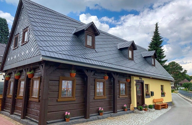 Stunning private villa for 5 guests with WIFI, hot tub, TV, terrace and pets allowed