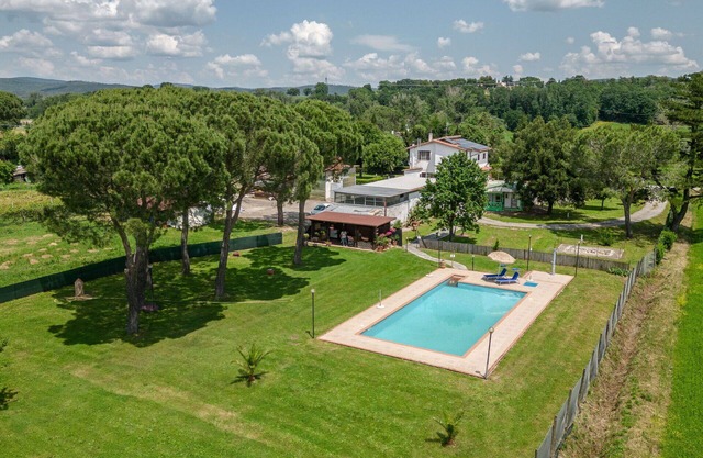 Stunning private villa with WIFI, private pool, A/C, TV, patio, pets allowed and parking