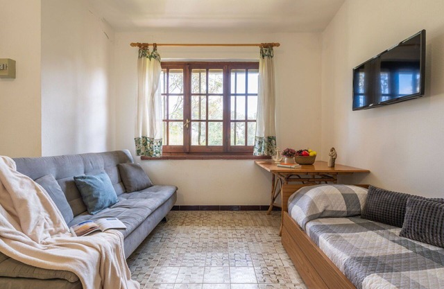 Stunning private villa for 7 guests with A/C, WIFI, TV, patio, pets allowed and panoramic view
