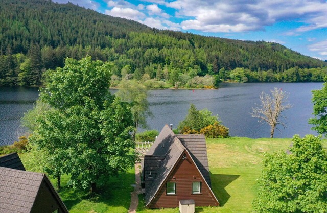 Stunning private villa with hot tub, WIFI, TV, terrace, pets allowed and panoramic view