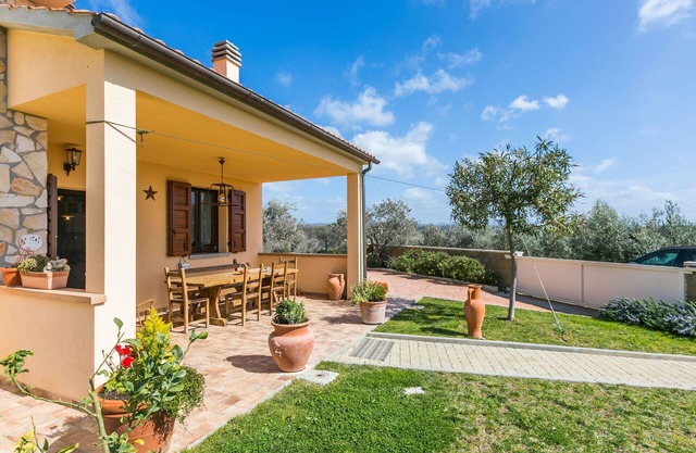 Stunning private villa with A/C, private pool, WIFI, TV, patio, pets allowed and parking