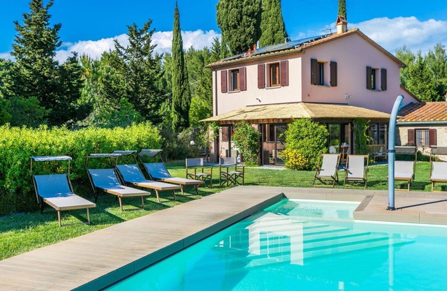 Stunning private villa with WIFI, A/C, private pool, TV, patio, panoramic view and parking