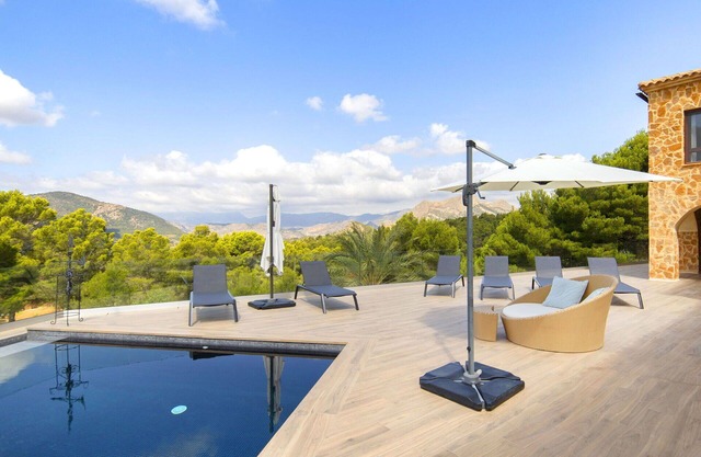 Stunning private villa for 9 guests with WIFI, private pool, A/C, TV and patio