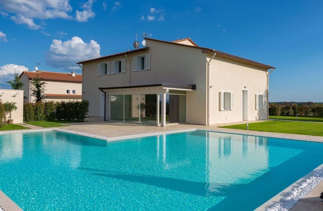 Stunning private villa with sauna, A/C, private pool, WIFI, hot tub, TV, patio and parking