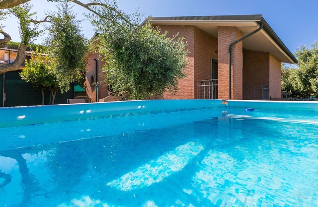 Stunning private villa with WIFI, private pool, A/C, TV, patio, pets allowed and parking