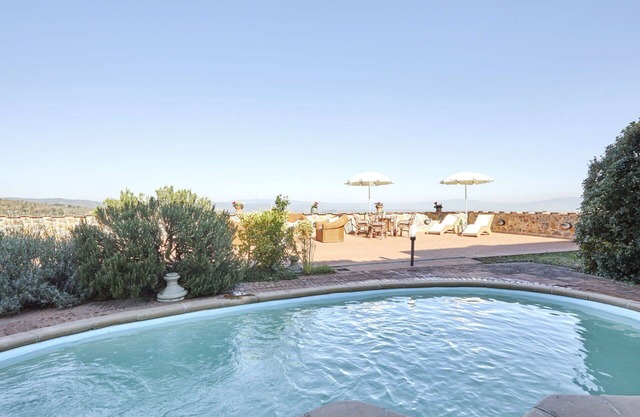 Stunning private villa for 16 people with private pool, WIFI, A/C, hot tub, TV and terrace