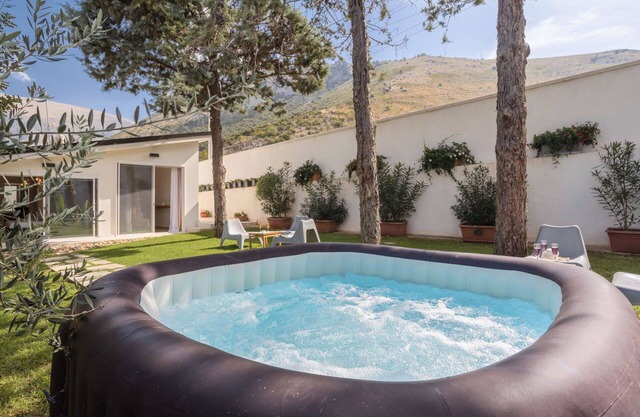 Stunning private villa for 4 people with WIFI, hot tub, A/C and TV