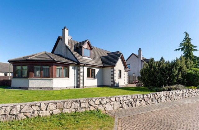 Stunning private villa for 14 guests with WIFI, hot tub, TV, patio and pets allowed