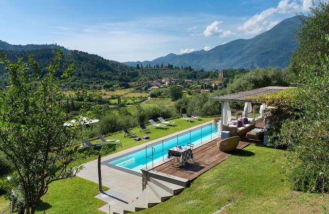 Stunning private villa with sauna, hot tub, WIFI, private pool, A/C, TV, patio, close to Viareggio