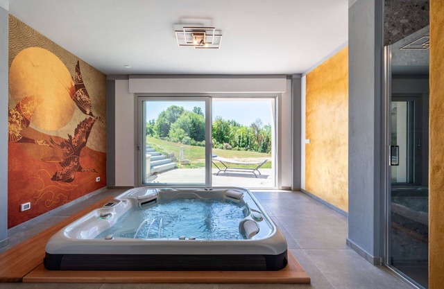 Stunning private villa for 8 guests with WIFI, A/C, hot tub, TV, terrace and panoramic view