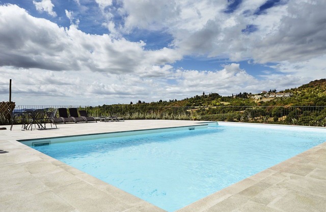 Stunning private villa with private pool, WIFI, TV, pets allowed and parking, close to Arezzo