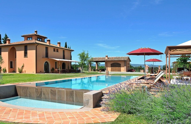 Stunning private villa for 8 people with private pool, WIFI, A/C, TV, pets allowed and parking