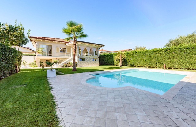 Stunning private villa for 10 guests with A/C, WIFI, private pool and TV, close to Forte Dei Marmi