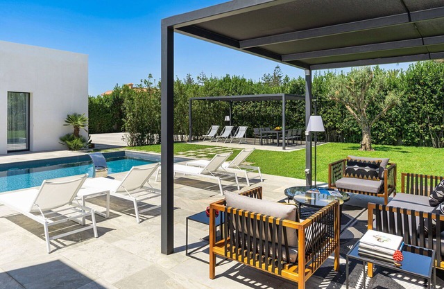 Stunning private villa for 12 people with WIFI, private pool, A/C, TV and patio