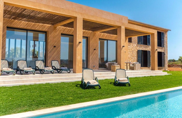 Stunning private villa with WIFI, A/C, private pool, TV, patio, panoramic view and parking