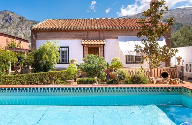 Stunning private villa for 6 guests with private pool, A/C, WIFI, TV, patio and parking