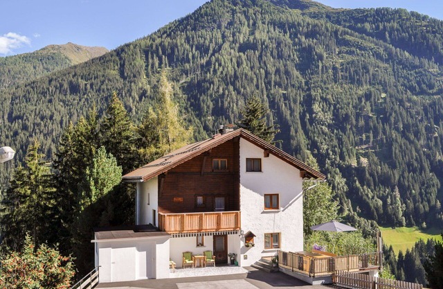 Stunning private villa for 10 people with WIFI, TV and balcony
