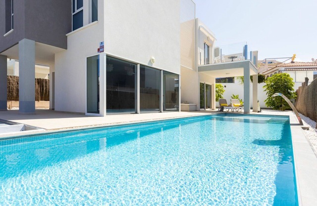 Stunning private villa for 6 guests with private pool, terrace, panoramic view and parking