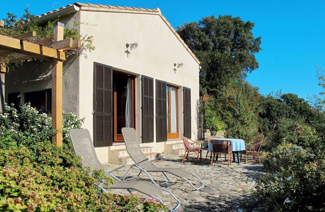 Stunning private villa for 5 guests with WIFI, TV, patio, pets allowed, panoramic view and parking