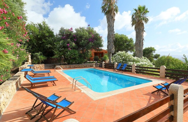 Stunning private villa for 12 people with WIFI, A/C, private pool, TV, patio and pets allowed