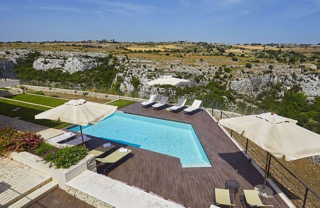 Stunning private villa for 16 people with A/C, hot tub, WIFI, private pool, TV and patio