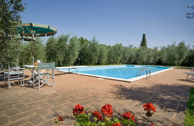 Stunning private villa for 8 people with private pool, WIFI, TV, patio and parking
