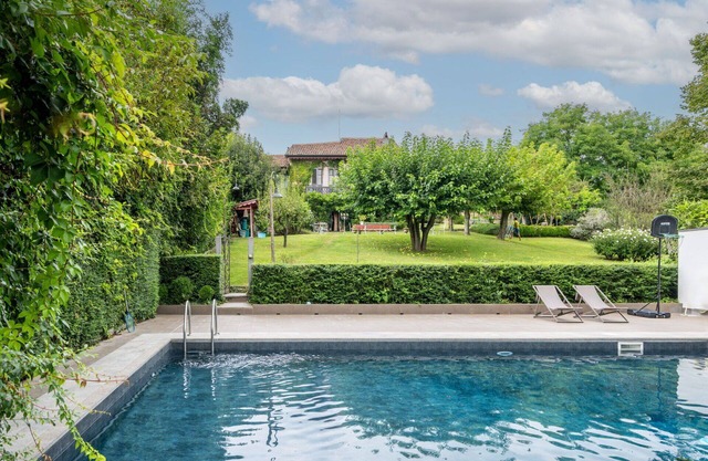 Stunning private villa for 12 people with private pool, WIFI, A/C, TV, patio and parking