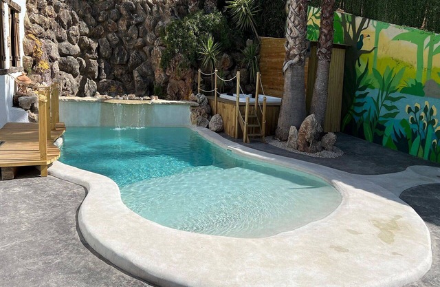Stunning private villa for 4 guests with A/C, WIFI, hot tub, private pool