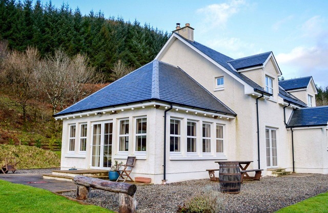 Stunning private villa for 10 people with TV, patio, pets allowed, panoramic view and parking